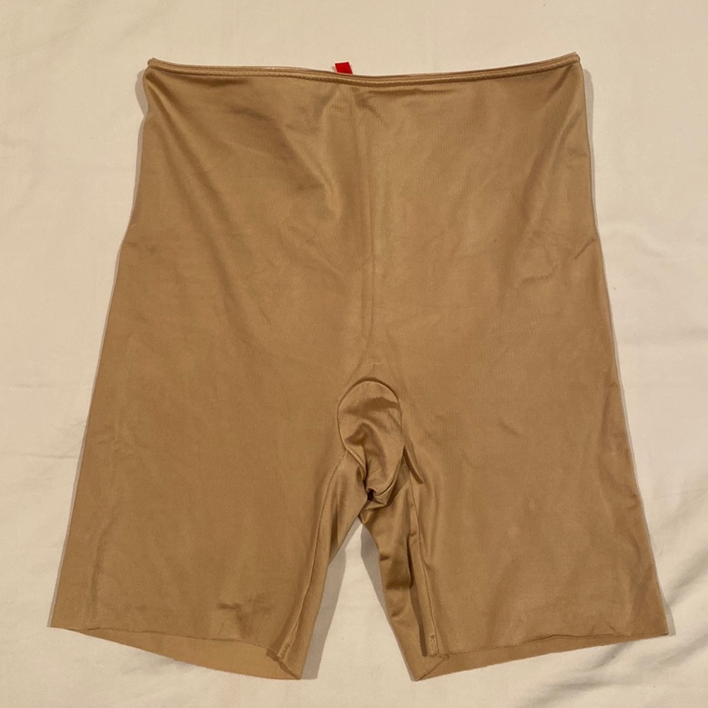 SPANX nude shape wear mid thigh shorts M